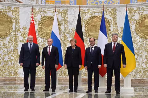 Vertice formato Normandia - Lukashenko, Putin, Merkel, Hollande, Poroshenko.